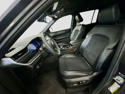 Used 2023 Jeep Grand Cherokee Altitude AWD/4WD image 13