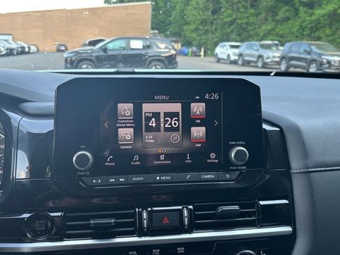 Used 2025 Nissan Pathfinder SV FWD image 23
