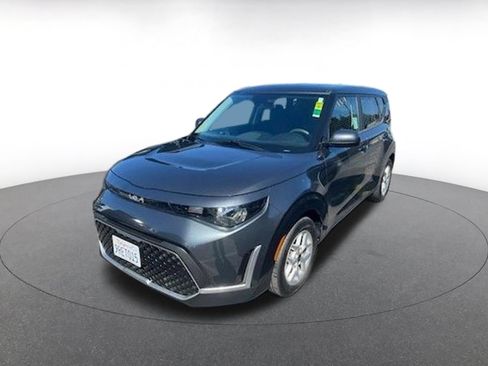 Used 2025 Kia Soul LX w/ LX Technology Package FWD image 2