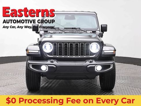 Used 2025 Jeep Wrangler Unlimited Sahara AWD/4WD image 2