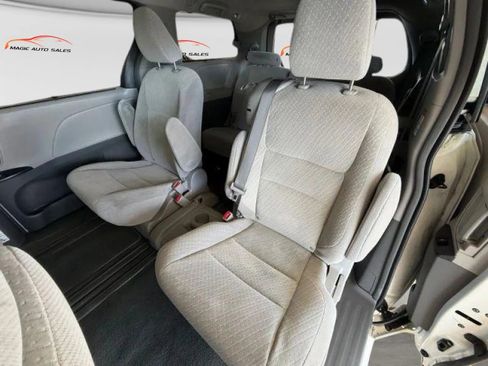Used 2019 Toyota Sienna LE FWD image 11