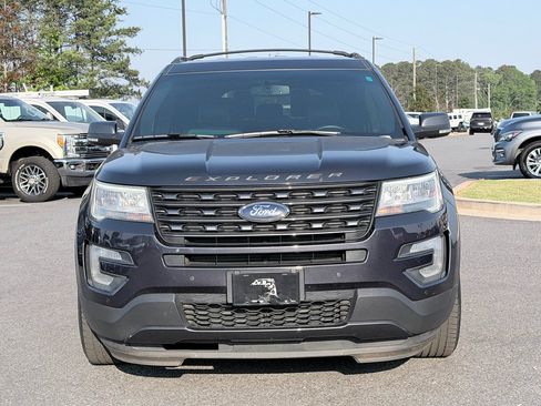 Used 2017 Ford Explorer XLT w/ Equipment Group 202A FWD image 3