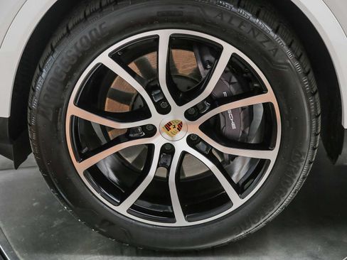 Certified 2024 Porsche Cayenne AWD/4WD image 13
