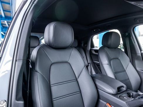Certified 2025 Porsche Cayenne Coupe AWD/4WD image 35