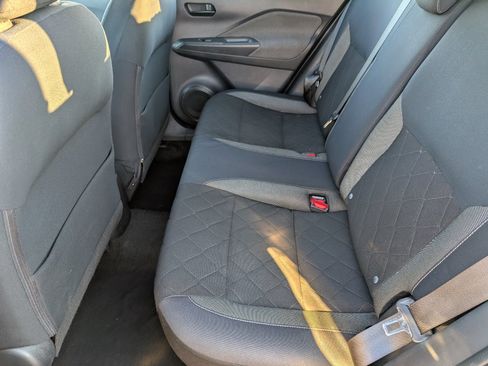 Used 2018 Nissan Kicks S image 9