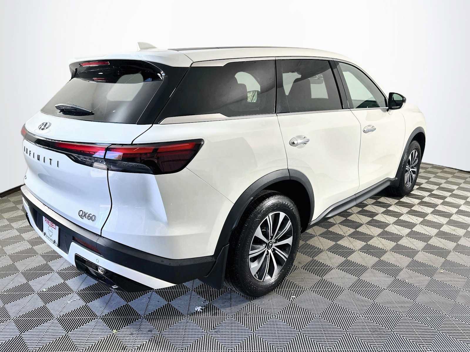 Used 2023 INFINITI QX60 Pure AWD/4WD image 4