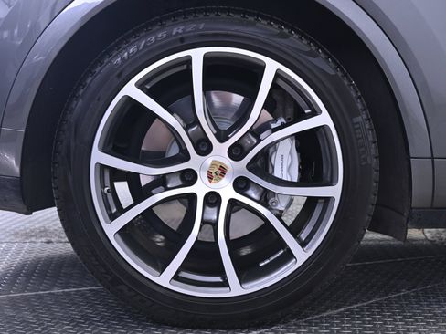 Certified 2023 Porsche Cayenne Turbo AWD/4WD image 13