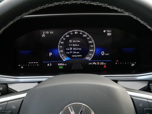 Certified 2025 Volkswagen Taos SE image 21