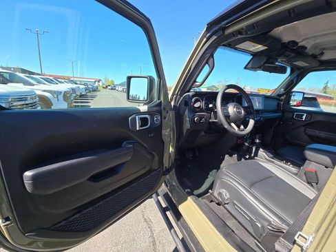 Used 2025 Jeep Wrangler Unlimited Rubicon AWD/4WD image 15