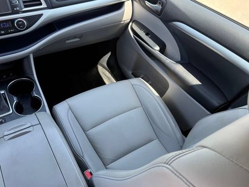Used 2019 Toyota Highlander XLE AWD/4WD image 26