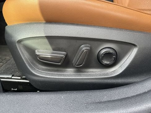 Used 2022 Toyota Avalon Limited image 16