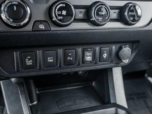 Used 2018 Toyota Tacoma TRD Off-Road w/ Technology Package AWD/4WD image 32