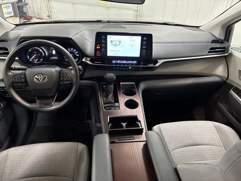 Used 2023 Toyota Sienna LE FWD image 11
