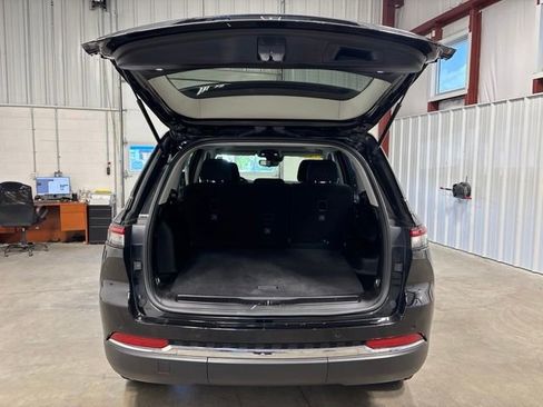 Used 2023 Jeep Grand Cherokee Laredo AWD/4WD image 19