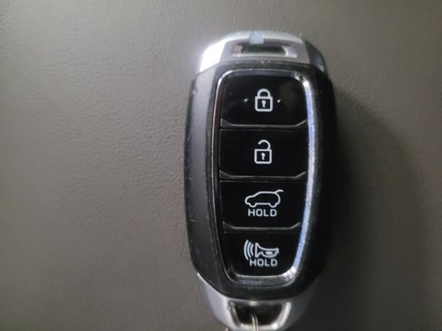 Used 2020 Hyundai Santa Fe Limited AWD/4WD image 32