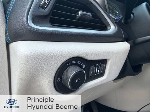 Used 2021 Chrysler Pacifica Touring-L FWD image 21