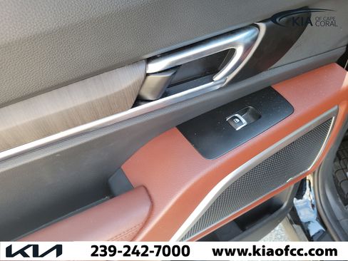 Certified 2024 Kia Telluride EX w/ EX Captain's Chair Package FWD image 13