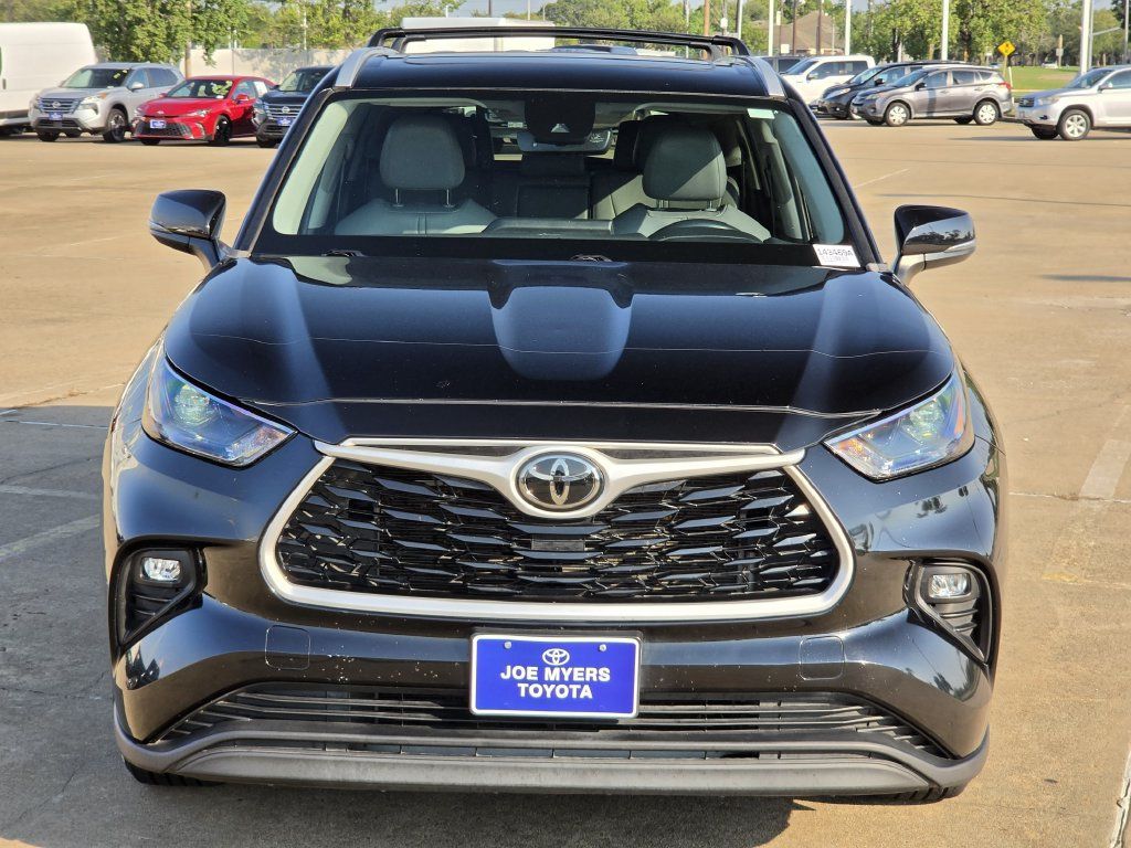 Used 2023 Toyota Highlander XLE FWD image 3