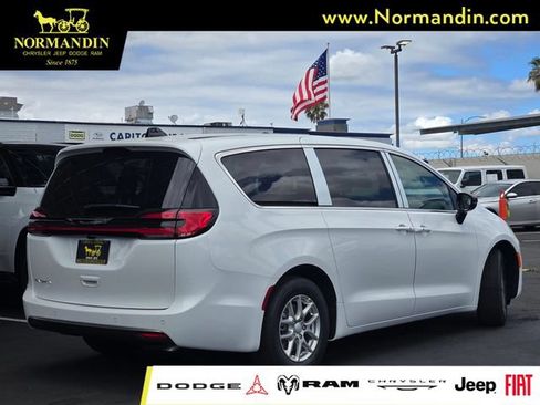 New 2027 Chrysler Pacifica Select FWD image 4