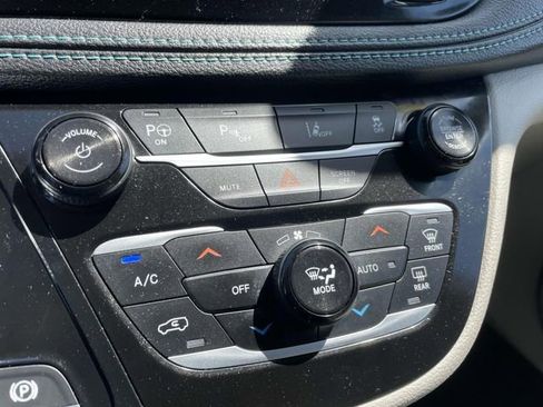 Used 2018 Chrysler Pacifica Limited w/ Advanced Safetytec Group FWD image 35