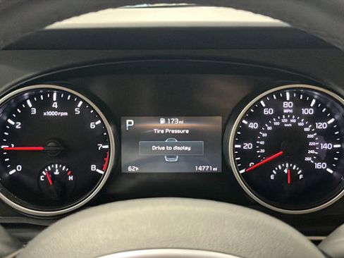 Used 2024 Kia Carnival LX FWD image 16