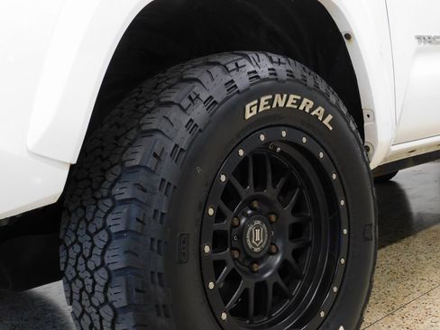 Used 2017 Toyota Tacoma Limited image 24