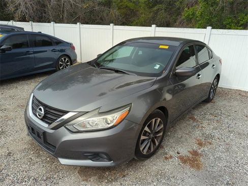 Certified 2017 Nissan Altima 2.5 SV image 3