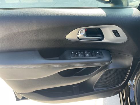 Used 2023 Chrysler Pacifica Touring-L w/ S Appearance Package image 15