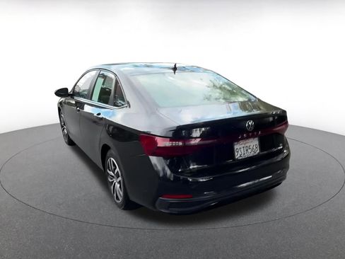 Used 2025 Volkswagen Jetta SE image 4