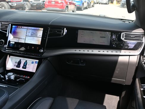 Used 2022 Jeep Grand Wagoneer Series II AWD/4WD image 31
