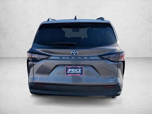 Used 2024 Toyota Sienna XLE image 6