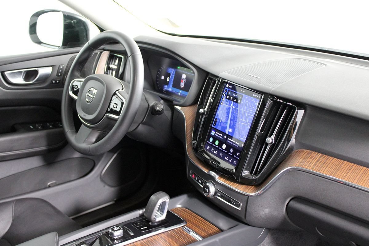 Used 2023 Volvo XC60 B5 Plus w/ Climate Package FWD image 10