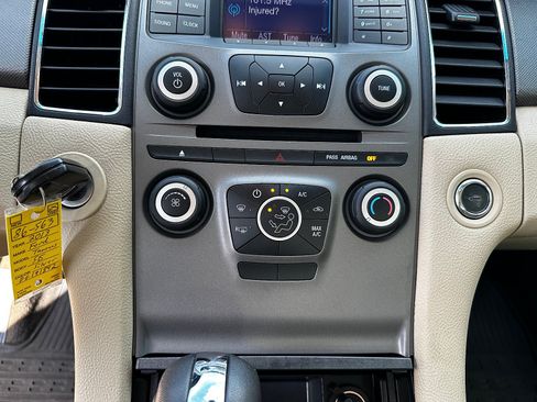 Used 2013 Ford Taurus SE FWD image 18