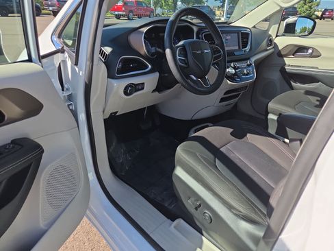 Used 2022 Chrysler Voyager LX FWD image 10
