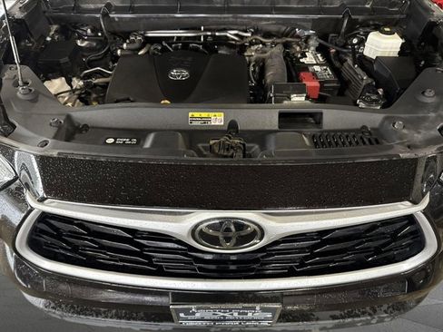 Used 2022 Toyota Highlander XLE AWD/4WD image 25