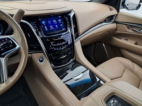 Used 2020 Cadillac Escalade ESV Platinum image 24