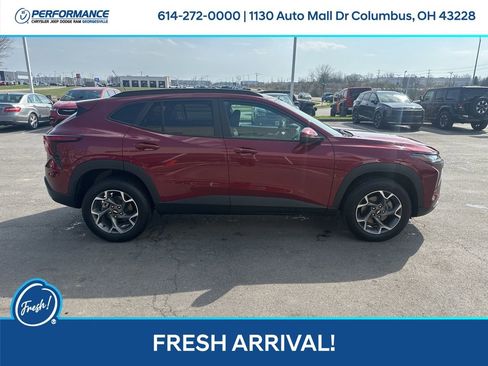 Used 2025 Chevrolet Trax LT w/ LT Convenience Package image 3