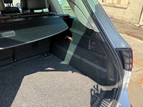 Used 2012 Volkswagen Touareg Sport image 16