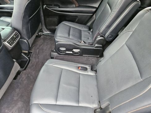Used 2019 Toyota Highlander Limited Platinum FWD image 34