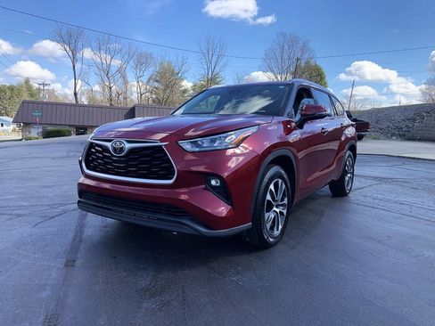 Used 2020 Toyota Highlander XLE image 1