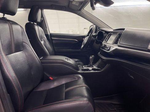 Used 2019 Toyota Highlander SE image 27