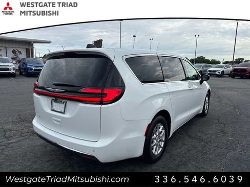 Used 2026 Chrysler Pacifica Select FWD image 4
