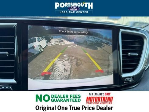 Used 2024 Chrysler Pacifica Touring-L image 11