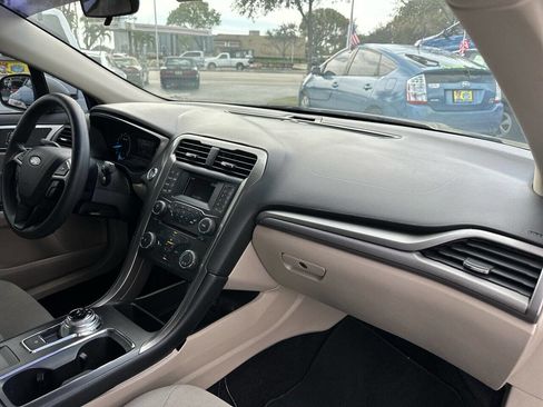 Used 2017 Ford Fusion SE image 36