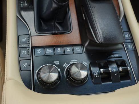 Used 2016 Lexus LX 570 4WD w/ Luxury Package image 37