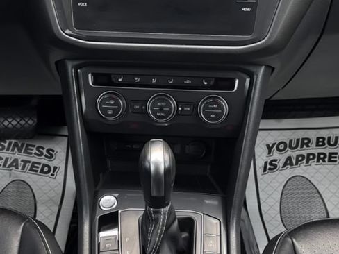Used 2021 Volkswagen Tiguan SE w/ Panoramic Sunroof Package AWD/4WD image 16