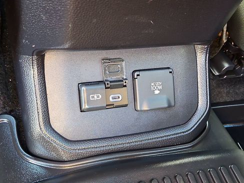 Used 2025 Toyota Highlander Platinum AWD/4WD image 24