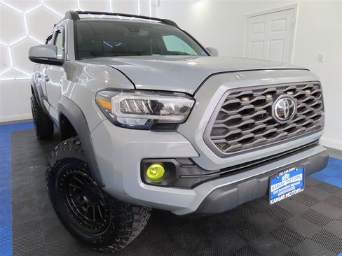 Used 2020 Toyota Tacoma TRD Off-Road w/ TRD Premium Off Road Package AWD/4WD image 3