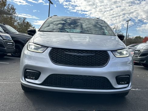 New 2026 Chrysler Pacifica Limited w/ Uconnect Theater Family Group image 23