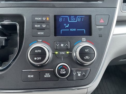 Used 2017 Toyota Sienna LE image 18